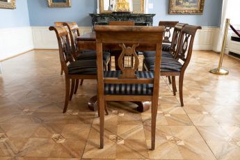 6 Stühle und 2 Armlehnsessel