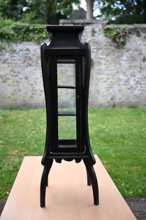 Vitrinenschränkchen