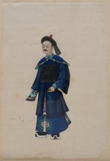 Stehender Chinese im Prachtgewand