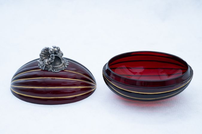 Bonbonniere, zweiteilig mit Schale und Deckel aus dem Besitz B.C. Koekkoek