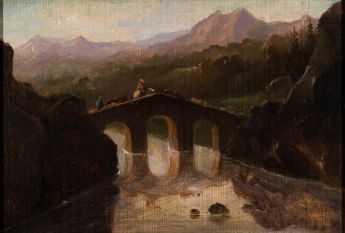 Brücke über Fluss in Berglandschaft
