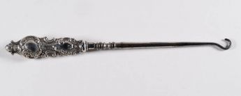 Garniturteile; Knopfhaken und Schuhlöffel