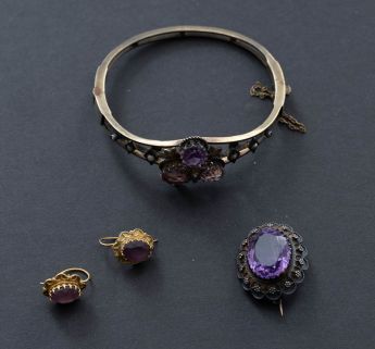 Dreiteilige Garnitur: Armband, Brosche und Ohrringe