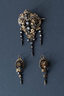 Zweiteilige Garnitur: Brosche und Ohrringe