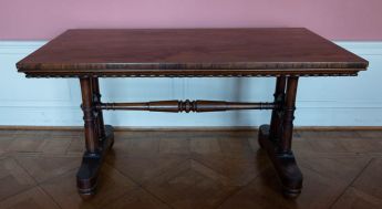 Rechteckiger Schreibtisch