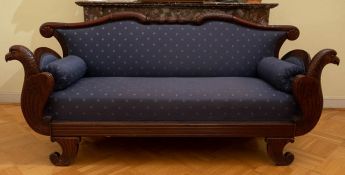 Sofa mit Adlerköpfen an den beiden Armlehnen