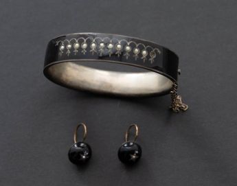Zweiteilige Trauergarnitur: Armband und Ohrringe
