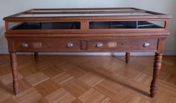 Tischvitrine, historisch