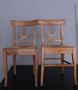 2 Stühle mit Lyramotiv in der Lehne