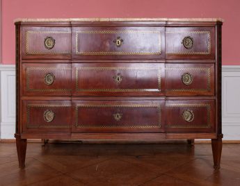 Kommode mit drei Schubladen und Marmorabdeckplatte