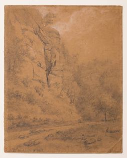 Weg unter Felsenwand