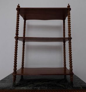 Regal mit drei Böden