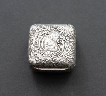 Pillen- und Riechdose