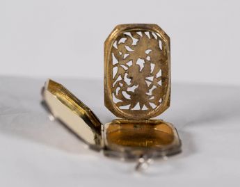 Riechdose als Kettenanhänger