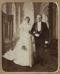 Brautpaar Mentrop-Esser im Hochzeitsornat