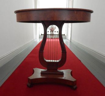 ovaler Beistelltisch, Fuß mit Lyramotiv, Intarsie mit Musikinstrumenten auf Tischplatte