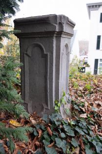 Postament aus dem ehemaligen Lustgarten am Prinzenhof in Kleve