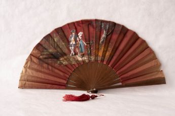 Fächer aus roter Seide und Holz