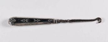 Garniturteile: Knopfhaken, Nagelfeile und Nagelhautschieber