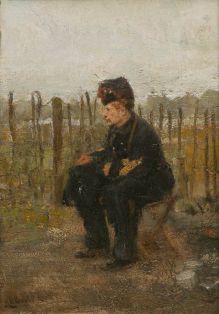 Soldat, sitzend auf Hocker vor Palisaden