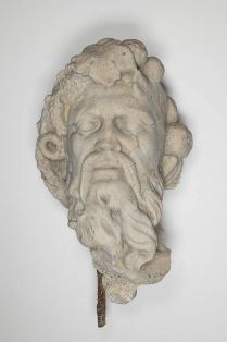 Kopf des Silenius, Skulpturenfragment des Brunnens im Garten