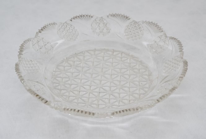 Runde, flache Glasschale aus dem Besitz B.C. Koekkoek