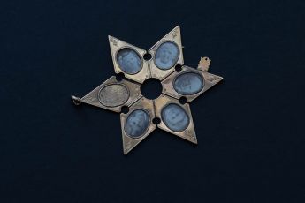 Anhänger mit Porträtfotografien der Familie Mentrop